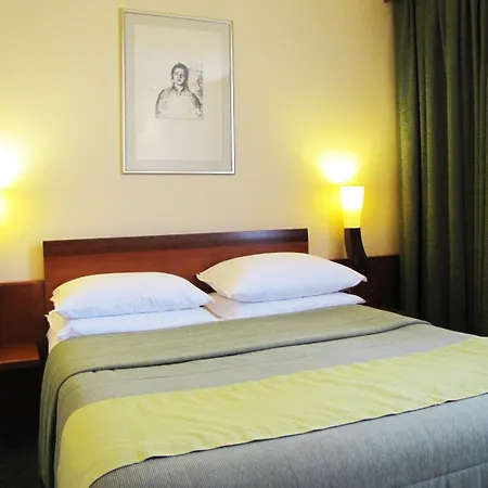 Perla, & Entertainment