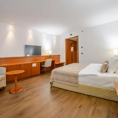 Hotel Perla, & Entertainment
