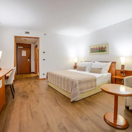 Perla, & Entertainment Hotel