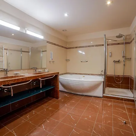 Perla, & Entertainment Hotel 4*