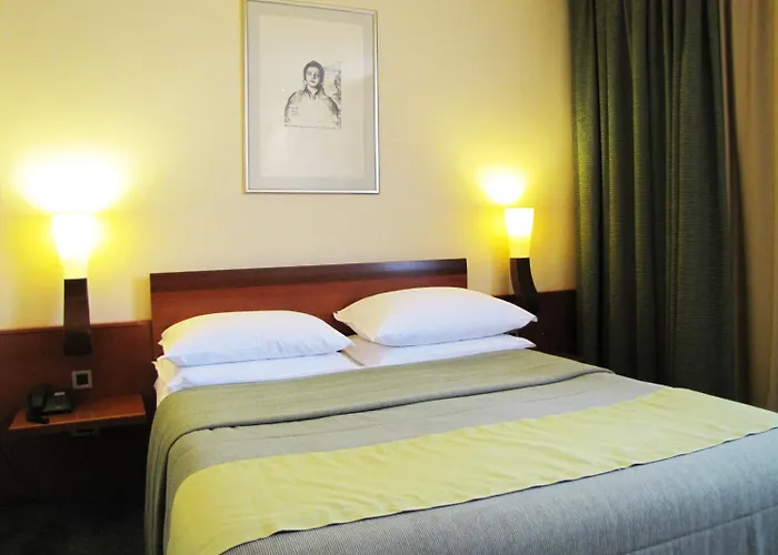 Perla, & Entertainment