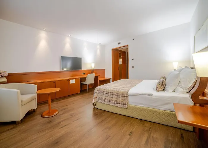 Hotel Perla, & Entertainment